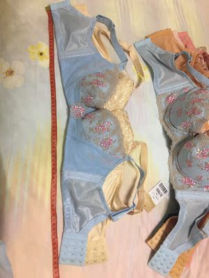 应该是14年以前的款，现又重新做一批。内衬是比以前的稍硬稍厚实些。以前买的姐妹款的杏色和蓝色。这件比那件姐妹款的下胸围短好几厘米。我穿要用加长扣。一直在实体店购买。在这家最近买了三件，有二件下胸围都短了。十几年前一直穿茜施尔到现在，家里至少有10件以上。虽然也有别的牌子的，但还是觉得茜施尔穿着最舒服。夏天浅色系衣服较多，希望出一款杏色的和我买的罩杯一样的肩带两用款，还会再来买。谢谢！