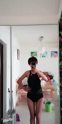 特别满意的一件泳衣，大小和松紧刚合适。准备去度假的时候穿。黑色比较显瘦，腰部的线条勾勒的不错，不会暴露小肚腩和游泳圈，这一点我是最开心的。