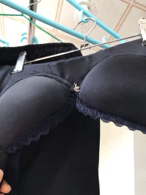 喜欢。不是海绵的。感觉重重的的 但穿上很舒服。颜色款式都很喜欢。坐等活动再入手几个。比店里划算很多。手感面料都很好。要是稍微薄一些就更完美了 哈哈。喜欢的亲不要犹豫这款了。真的很不错。下手就对了收到了就洗了  实物没误差。图片即所得