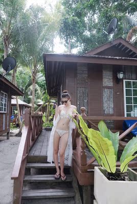 我是我们村很普通的一个农民,哈哈哈,说到这里我激动的不行。因为我是我们村第一个在淘宝买东西的人,这里大部分人都是不网购的,他们买价格一般都不会超过2块。当听说我在淘宝买东西之后,整个村都震惊了,村长跑到我家对我爸说是不是疯了。媳妇跟我闹离婚,这日子没法过了。面对着重重压力,我依然坚持要买,我相信我这个月的工资不会白花。终于快递到了,我怀揣着激动的心情,颤抖着手打开包裹,那一刹那,感觉我的眼睛要闪瞎了!啊,这颜色,这质感,只恨我读书少无法用华丽的词藻形容它。我举着它,我骄傲的站在村口,顿时整个村沸腾了,更有人喊,我不给她们摸,她们就跳井。就连村花都红着脸要跟我回家,看着隔壁老王杀人的目光,才想起这是他花了一麻袋地瓜换来的老婆。吓得我赶紧收起宝贝,挤出人群落荒而逃。为测试宝贝的效果,我立刻去我们村高达100多平方的村长家客厅里用。用完后,在全村人羡慕的目光昂首挺胸的扬长而去。 村长老婆送我出去还多看我两眼,我也不知道什么意思 我是我们村很普通的一个农民,哈哈哈,说到这里我激动的不行。因为我是我们村第一个在淘宝买东西的人,这里大部分人都是不网购的,他们买价格一般都不会超过2块。当听说我在淘宝买东西之后,整个村都震惊了,村长跑到我家对我爸说是不是疯了。媳妇跟我闹离婚,这日子没法过了。面对着重重压力,我依然坚持要买,我相信我这个月的工资不会白花。终于快递到了,我怀揣着激动的心情,颤抖着手打开包裹,那一刹那,感觉我的眼睛要闪瞎了!啊,这颜色,这质感,只恨我读书少无法用华丽的词藻形容它。我举着它,我骄傲的站在村口,顿时整个村沸腾了,更有人喊,我不给她们摸,她们就跳井。就连村花都红着脸要跟我回家,看着隔壁老王杀人的目光,才想起这是他花了一麻袋地瓜换来的老婆。吓得我赶紧收起宝贝,挤出人群落荒而逃。为测试宝贝的效果,我立刻去我们村高达100多平方的村长家客厅里用。用完后,在全村人羡慕的目光昂首挺胸的扬长而去。 村长老婆送我出去还多看我两眼,我也不知道什么意思