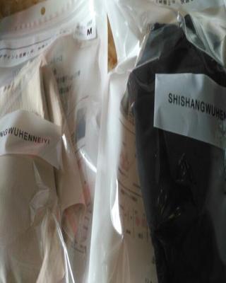 还送了内衣一家 触感柔软细腻 夏天喜欢薄的 设计很创意 外面藏蓝里面有小心思的图案 很特别很喜欢 穿起来凉快舒适 