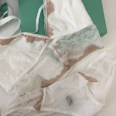 还不错，本来想买粉色，但是没货了.喜欢这个款式所以买了白色的，实物和图片一致很好看，就是质量一般，不知道穿一穿蕾丝怎么样，不过整体来说值这个价格.