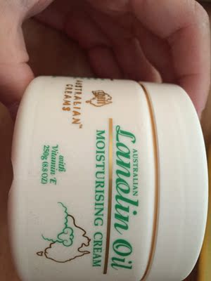 还没有用,没法评价,只是收到后很奇怪罐子的接缝处居然印字,让我直觉对真伪开始怀疑,因为家里用剩的已经装到小瓶里,原包装被扔了,所以也没法比较。 不过店家既然说买六罐从澳洲直邮,联系客服也跟我说不信可以买六罐从澳洲寄给我,我也不能再质疑了。 当初在澳洲超市里无意间看到买下来时就是觉得很便宜(才几块澳元),所以觉得造假也赚不了多少,不太会是假的才上淘宝买的。 还没有用,没法评价,只是收到后很奇怪罐子的接缝处居然印字,让我直觉对真伪开始怀疑,因为家里用剩的已经装到小瓶里,原包装被扔了,所以也没法比较。 不过店家既然说买六罐从澳洲直邮,联系客服也跟我说不信可以买六罐从澳洲寄给我,我也不能再质疑了。 当初在澳洲超市里无意间看到买下来时就是觉得很便宜(才几块澳元),所以觉得造假也赚不了多少,不太会是假的才上淘宝买的。