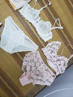 实物和图片一样美,就是味道有点大,白色的穿起来上半身超长,物流真的是超级快。 实物和图片一样美,就是味道有点大,白色的穿起来上半身超长,物流真的是超级快。