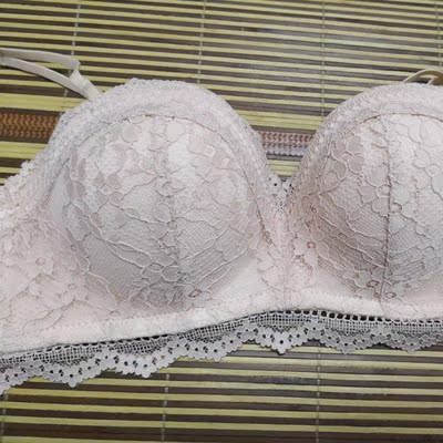 炒鸡喜欢，还有点小性感，码子也特别合适，棒棒哒。手感很好，用料不错，杯型也很合理舒服，没有太多的束缚感，不会压胸，最最重要的是像我这种小胸的人也能穿出亭亭玉立的感觉，聚拢效果很好，还有一定的收副乳效果哦。下水洗了也不掉色，不变形，可以的