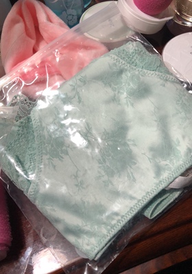 之前就买了他家的内裤,特别的好,应该不是纯棉的,但是穿着舒服,以前买的面料会觉得太有弹性要么太过去松垮,不亲肤。今天是三十,祝大家新春快乐!!他家号码大,建议买小一号 之前就买了他家的内裤,特别的好,应该不是纯棉的,但是穿着舒服,以前买的面料会觉得太有弹性要么太过去松垮,不亲肤。今天是三十,祝大家新春快乐!!他家号码大,建议买小一号