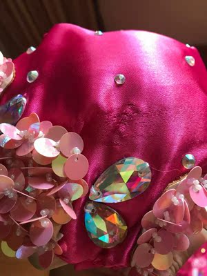 描述一样，只是布料比较薄。送到就刮到了。不过性比价还是很高的。好评