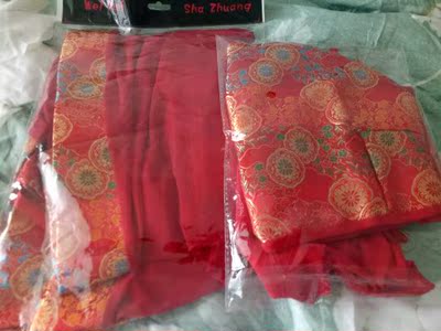 很快就收到了呢，款式看着很古典，搭起来效果很好。料子摸着挺好的，摸着很舒服的那种。先下水洗一下，期待上身效果。初见就很惊艳，一眼就被征服，很喜欢很喜欢！期待惊喜！