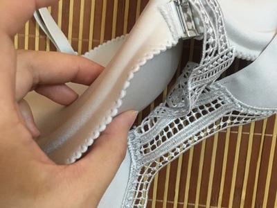 为了要买美背特意找的，觉得后面的塔这样设计很有个性啊，只是拿到手杯有点厚，第一次穿前扣式的有点不习惯