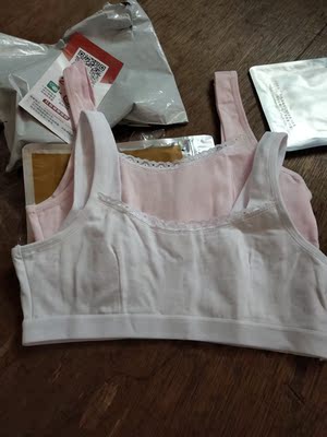 小背心质量很好,女儿很喜欢,店家服务也很细心,值得购买 小背心质量很好,女儿很喜欢,店家服务也很细心,值得购买