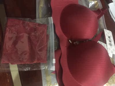 宝贝包装高档，还有个纸盒装着不怕寄過來変形，穿着舒服