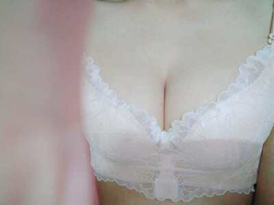 内衣收到超满意的！我小胸都穿的好有料，内衣的聚拢效果太完美了，超赞，按摩起来也很舒服，很满意的一次购物，客服也超耐心的。满意满意，棒棒的！