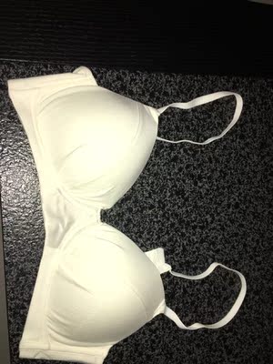 还可以做得更好的👌 但是无钢圈内衣就没有塑形效果 若是胸型不是很好的姐妹 尤其是大胸 穿这件就&hellip;&hellip;这件有海绵 稍好一点。 内外的包装什么的都很好。希望面料可以更好更舒适，其实拿起内衣并没有很惊艳 实话。进一步超越同价位内衣！这品牌理念加上代言人，已经不错了，产品再做好一点就好了！（不知道这样的建议写在淘宝网店的评论区里会不会真的起作用）  还有 给想买的姐妹看看在手机闪光灯下的内衣颜色面料参考下