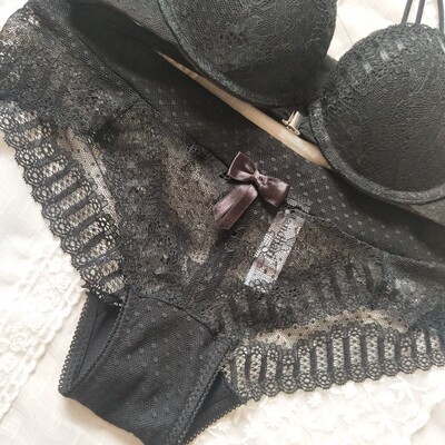 实物图了解一下 和图片没差 质感很好 很薄超舒服的 内内是一套 好看好看