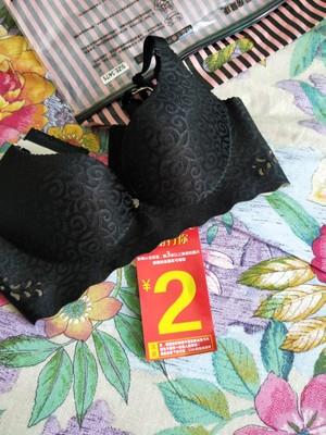 内衣收到了，物流很快，已经是第二次回购了，穿上很舒服，不紧不勒，很满意，感谢卖家送的礼物！有需要还会再来