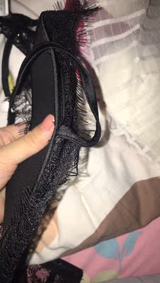 不满意，轻薄款，适合夏天穿，好歹一百多，其实很普通，写的面料是棉的，感觉也就几十块钱的样子包装也很随意，白色是另外一家店同时买的，七八十，送了透明肩带，皮尺，而且用纸盒装的。对比下来心情不怎么美，不喜欢退货，反正夏天穿穿可以~