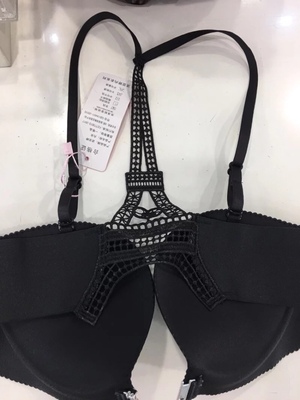 前扣的，很方便，就是尺码有点偏大，但是穿上真的很舒服，拿到手也没有异味儿，没有钢圈这些，穿着还算放心&nbsp;。试穿挺舒服的，没有一点压力感，这款的特点是防走光吧，上有层纱一样的防层，不错，以后会常关注这家店的，真的是很舒服，没有紧绷的感觉，好评。