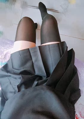 袜子质量非常不错！弹力也很强！另一双帮男闺买的也完全穿得下！穿起来很舒服，略微有点透肉的感觉，透气度也还不错，没有破损的地方，就是不知道会不会勾丝什么的。如果好的话下次还会来买的！~\(≧▽≦)/~