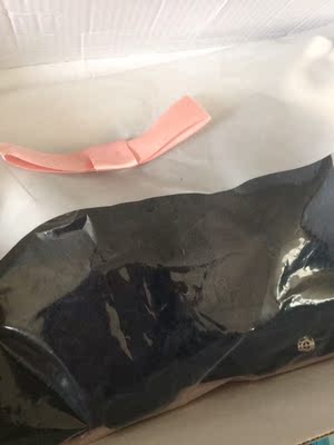 挺漂亮的 就宝宝太平了 穿不了 服务态度特好 我说退就退 也没有什么态度不好什么的 质量也是杠杠的 跟我实体店的两百多块的差不多 就平胸宝宝就算了 有一点点胸的也可以下手了 不错的😄