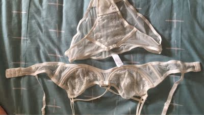 这是我们村第一个在淘宝上买东西的人，这里大部分人是不网购的。他们买东西价格--般不超过五块，听说我在淘宝买东西之后，全村都震惊了，村长跑来我家里对我的爸说我疯了!媳妇跟我闹离婚，说这日子没法过了!面对重重压5力，我坚持买、买!我相信这个月的工资不会白花的。终于快递到了,我怀揣这激动的心情，颤抖着打开包裹，那一刹那，我感觉我的眼睛要亮瞎了，啊..这颜值这手感这质量!只怪我读书少，无法用华丽的语言来形容它，骄傲的站在村口，整个村都沸腾了。说太好了，太值得了，更有人拼命的喊，不给他们看就，他们就跳井。  吓得我赶紧收拾宝贝，  落荒而逃。为了测试宝贝的效果，我立刻去我们村高达250米的山上的村长试用，村民们蜂追了过来，里三层外三层的围了个水泄不通，试完，在整存人的羡慕的目光中,我昂首挺胸，扬长而去。唯一缺陷是我的要求没做到 感觉有点透