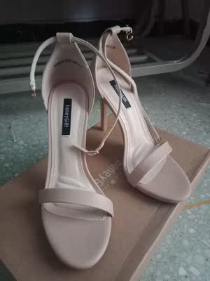 强烈打call,两个色都入了,鞋子是honey girl的,质量超级好!鞋子柔软不硌脚,而且前脚掌那里有加厚,穿起来没那么累脚,码数很正,我是肉脚,穿起来也没有很紧,每天踩着高跟去上课~ 强烈打call,两个色都入了,鞋子是honey girl的,质量超级好!鞋子柔软不硌脚,而且前脚掌那里有加厚,穿起来没那么累脚,码数很正,我是肉脚,穿起来也没有很紧,每天踩着高跟去上课~