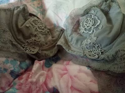 面料比较硬，铁钢圈不安逸，不值这个价格，但是款式好看，所以就下了