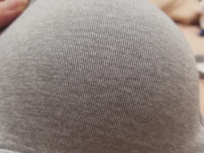 在网上买内衣没少踩坑，干货评价。奔着要无肩带穿紧身不尴尬的目的买了四件，这是比较满意的一款，平胸的穿上衣服后不会出现中间凹下去的尴尬&hellip;&hellip;另外的是其他店的。布料很软像是无印良品床单那种材质，一点点厚，不过还好，也没什么异味。