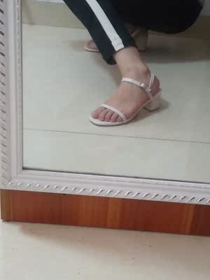 特别的好看，摸起来也是感觉质量很好，很百搭的一个款式，没有色差，卖家服务态度特别的好，东西到得也很快，下单之后没多一会儿就发货了。附两张图，鞋很好看，我脚丑，真的感觉超值