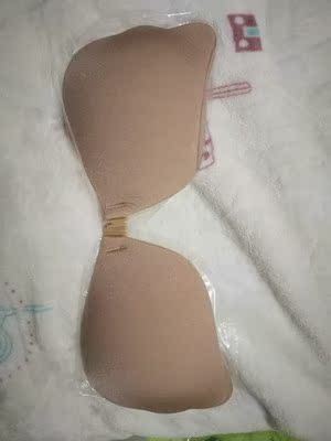 看到这件文胸我就想试穿一下，胸部的事业线都出来了~&nbsp;材质跟做工都很好，软软哒，收到的整个产品包括包装，都很干净，一点点异味都没有~有小小洁癖的我，打开包装都直接往身上贴了谢谢客服给我推荐的款式，很适合，给客服一个赞！~~我觉得真的没有推荐错，厚度尺寸都是刚刚好，真的是很周到的服务，非常满意，强烈推荐！！姐妹们不要犹豫啦。