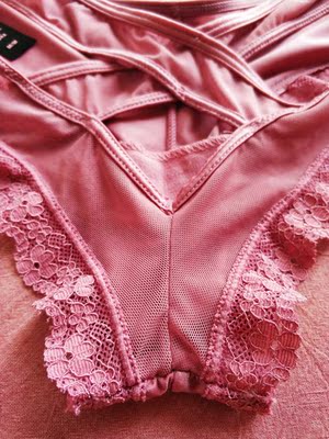 这件是买的几个料子最舒服的就是滑的。但是，重点来了，裆中那条缝合线很勒肉，走路一会，这条线会勒进妹妹里，超不舒服的，脱下来你的三角区会有一条凹线，细节我就不说了，有点疼。我穿这条还稍微有点大，哎。