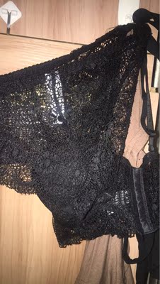 第二次购买，第一次买了一件酒红色，现在再买一件黑色，穿着不热，而且超级性感