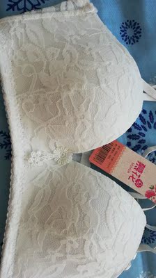 第二次买了，内衣颜色款式很好看，很喜欢双肩带，穿上舒适。