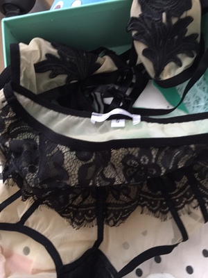 很好看！一次性买了两套 都很性感 黑色的超性感好看！！推荐你们买 白色的看起来也很纯洁嘻嘻嘻 反正男朋友很喜欢 下次还会来