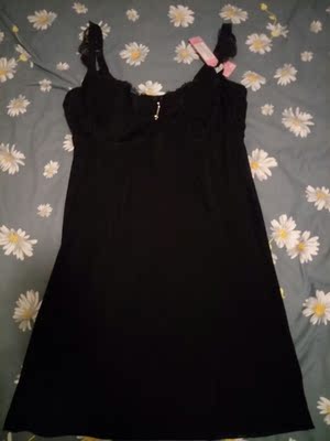 拿到包裹拆开后很惊喜，跟图片展示的一样。裙子的做工挺好的，布料也好，上身穿着也很舒服，比之前在其他家买的睡裙要好，总之很满意，最主要的是老公也很喜欢😉