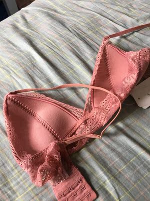 东西收到有点小失望，轻薄是挺轻薄的，但蕾丝是特别差的那种  质感相当不好