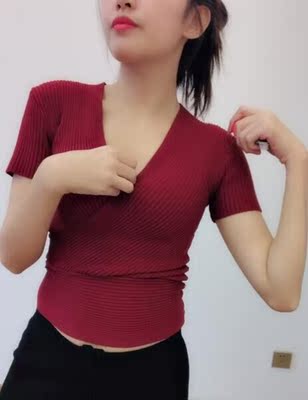 衣服颜色款式和图片上的一样，料子不错，搭配衣服显得身材苗条，很喜欢。