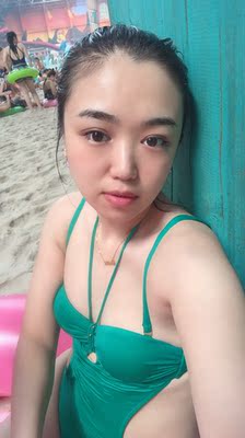 衣服很美 显肤色白。比较遮肉。腰上有太多肉 肯定遮不上。比较遮肚子。内衬很好。穿着很舒服。 同事看见后也拍了一件。 胸罩是钢托 ，但是聚拢效果一般。但是不影响穿着效果。 可以买。 推荐。 ！！！！！