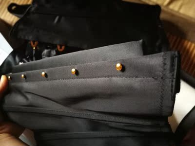 蜜桃家的这款我观望了好久，终于买下了，首先包装很高档的样子增加了我的对这个腰封的好感，然后拿在手上很有重量，第一次穿没有经验一个人瞎搞穿不上，然后研究了一会勉强穿上，不过穿上后真的好舒服，我本来腰不太好，经常腰疼，穿上真的都不疼的，和我一起合租的室友说这就是护腰带，我觉得可以塑腰又可以护腰。穿了又脱又穿一会，因为夏天真的天太热这个就适合春秋冬天穿。上身图就不拍了，有点不好意思。其实就和模特穿上一样的，特有型