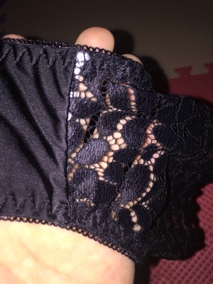 同时买了两套 另外一家质量没有任何问题，这个内裤本身是黑色，那么多白色露出来，丑死了，质量问题 ，不过内衣还可以，还是蛮喜欢内衣的，所以没有退，