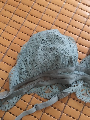 很漂亮，也很舒服，早点遇到你就好了！推荐购买。图片是另外一款，也很舒服，唯一的缺点是胸垫不是固定的。每次洗完最烦弄胸垫了！