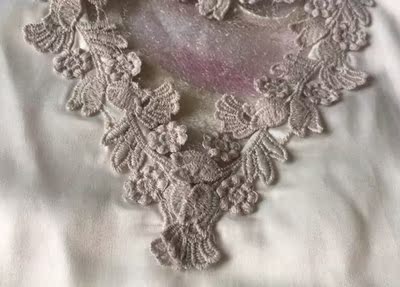 衣服面料摸起来很舒服，丝丝滑滑的，颜色也挺正的