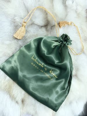 我是75B，穿着超级舒服；感觉不到内衣的存在，就是左胸的插片有一点被挤压到；送的绿色丝绒袋真的好高级，出差用来装内衣最合适不过了。很棒！会继续购买。