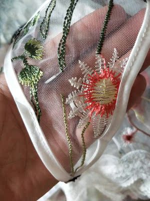 宝贝面料真的太赞了，薄薄的一层，在网纱上面刺绣的，穿起来半透明，若隐若现的，设计也很赞，穿戴非常方便，老公说太风骚了很好看