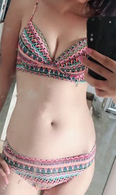 好久没去游泳了，特意买了这件泳衣，颜色很喜欢，实物比图片漂亮很多，集中效果也非常好，很显身材，而且不容易走光比一般的比基尼都要安全，卖家服务很好，还送了厚胸垫，下次还会光顾的