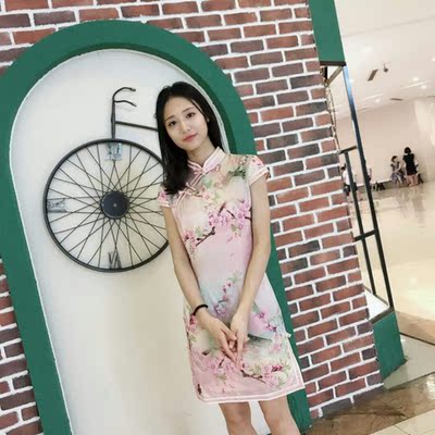 过来追加下，今天跟男朋友去看电影，男朋友说让我以后经常穿旗袍，他很喜欢，我也很喜欢，这件衣服我很满意，衣服的质量是真丝的，花色也比较清新淡雅，还带点小可爱，哈哈，我感觉很适合我这种小清新可爱的，男朋友说我穿旗袍要比我穿平时的衣服好看，还显身材，我猜所有的男的都是这种看法吧，嘿嘿，建议其他美女不用犹豫了，质量和版型特别好，而且还能让男朋友越来越喜欢，嘻嘻，看好这家，过几天情人节，男朋友说要来这家买，送我一条，好开心