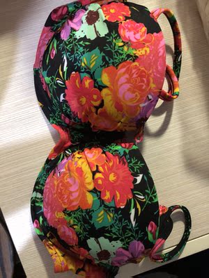 店家包裝很好，貨物沒有任何損壞或是破爛，非常的好！ 物流也是非常快，很快就發貨，很快就收到唷！  在店亂買了幾套，貨品跟圖片完全一樣，沒有色差，顏色好美美？沒有任何其他徧差！非常值得，非常滿意和喜歡！  今次是為了去日本韓國澳洲旅行的，到沙灘跟水上活動，拍照很美，才會來買吧，希望旅行的照片也會美美的，下一次旅行也會上來看看有沒有喜歡的款，我會再買。  拆開了發現的質量都很好的，試穿了也很合身，胸墊厚的，而且又可以拿出來的，不錯，穿上了非常顯胸，本人就平胸吧～也看到出有一點點的胸部，值得我下一次有空也會再來買吧！剛好遇到有優惠，非常平宜！我就打算給你們店好評，五星吧！