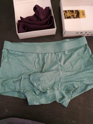 还不错的小裤裤，弹力很大，穿上应该舒服，只是枪袋有点小小，还没试穿，估计挺枪有点憋，这个价格买三条还是很划算的。。。。。