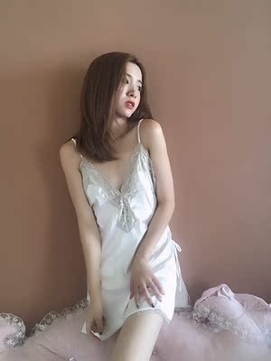 白色超好看，穿起来显得很干净，料子滑滑的，开始纠结黑色，以为白色会透，收到很惊喜，一点没失望。