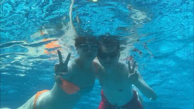 说下水就下水去了，快乐快乐。大肚皮穿比基尼完全不用担心勒到肚子（话说孕妇泳衣太丑了噶）大肚皮也要穿好看的泳衣！遇见march19就不要错过了，很多买家细节图我就不晒了，这家的泳衣质量跟价格成正比。