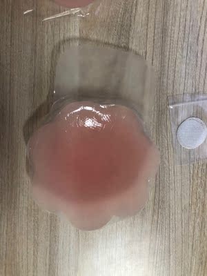 收到提胸贴了哦，独立的包装，这样看起来比较卫生，看着就贴心，说实在的，店家这款提胸贴质量真的是好好啊！贴了十个小时左右感觉不到有什么问题，晚上撕下的时候胸部也没有出现过敏和发痒的问题，可见粘性的质量好啊，不会刺激到我的皮肤。提胸效果也杠杠的，有需要还会回购